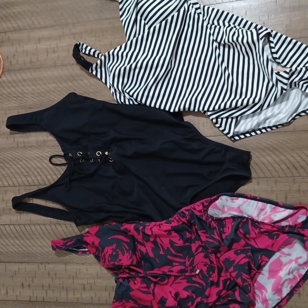 Women's  swimsuits (lot of 3)